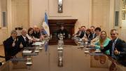 Milei reunió a su Gabinete: previa de la sesión en Senado y saludo a transeúntes