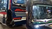 Colectivo choca contra un semáforo