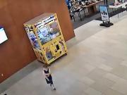 Un niño se metió en una máquina de peluches y quedó atrapado adentro: el video del insólito rescate