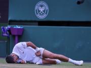 Djokovic y el resbalón que tiene en vilo a Wimbledon: canceló un entrenamiento en la previa de las semifinales del viernes contra Sinner