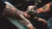 Lo que ocultan las personas que eligen tatuarse, según la psicología