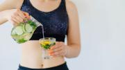 Tan solo un sorbo antes de acostarse: la infusión casera que quema grasas mientras duermes