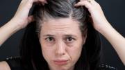 Dile adiós a las canas con este barato tinte casero de canela y miel que oscurece el cabello al instante