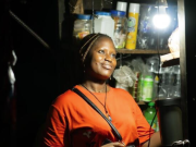 Joven innovador nigeriano ilumina comunidades con energía solar reciclada
