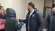 En el aeropuerto, Cauteruccio se gana los primeros corazones celestes
