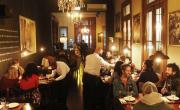 Así es el emblemático restaurante peronista de Buenos Aires que ofrece una noche imperdible con un menú a $36.000
