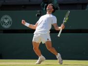 Carlos Alcaraz, demoledor en Wimbledon: bajó a un duro Taylor Fritz, igualó un récord de Rafael Nadal y jugará la final por su tercer título consecutivo