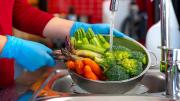 Por qué usar agua oxigenada para lavar las verduras