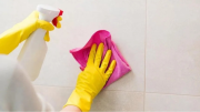 Ni jabón ni vinagre: el verdadero truco para limpiar azulejos y que queden como nuevos