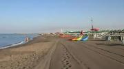 Cavaba un pozo en la playa, la arena cedió y quedó sepultado a un metro y medio de profundidad