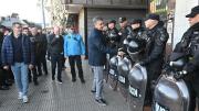 Megaoperativo en Liniers: desalojan a manteros y vendedores de comida callejera