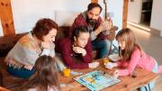 Para ir al cine y a cenar, una familia necesita casi $130 mil