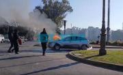 VIDEO. Un auto se prendió fuego, tres jóvenes quisieron apagarlo, pero no pudieron en La Plata