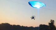 Impactante video: Hombre cayó a un río tras chocar su parapente con unos cables eléctricos y salió ileso