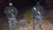 Detienen en una chacra de Roca a dos hombres que navegaban de noche y armados el río Negro