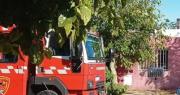El fuego de un incendio arrasó dos viviendas y dejó a un hombre con quemaduras