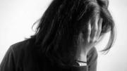 Una mujer fue brutalmente golpeada por su expareja en plena vía pública en Oruro