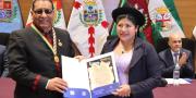 Esperanza Guevara recibe el Papiro de Oro del Bicentenario