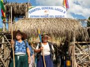 Con estacas, escudos y lanzas, unos 2.000 seguidores de Evo Morales lo protegen en su fortín en el Trópico de Cochabamba