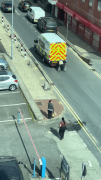 El video viral que sacudió al Reino Unido: un hombre en silla de ruedas se trasladó aferrado a una patrulla policial