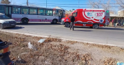 Fuerte choque entre un colectivo y un auto dejó una persona herida