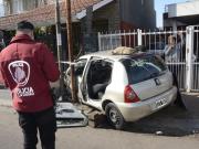 Robaron un auto en Villa Tesei, los persiguió la Policía y terminaron chocando contra una casa en la colectora de la General Paz
