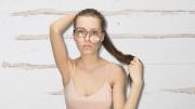 Truco para que no se te caigan los lentes de las orejas: usando un elemento muy curioso