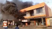 “Ayúdenme, mi hermano está adentro”: angustia por incendio en Santa Cruz; vecinos salvaron a un hombre