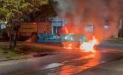VIDEO. Un auto se prendió fuego y asustó a los vecinos de La Plata
