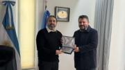 Intendente de Caleta entregó un presente a su par de Truncado