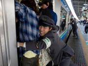 Una dura profesión: empujador de gente en el subte