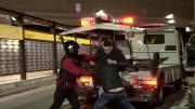 Control de alcoholemia terminó en una brutal pelea de tres personas en Palermo
