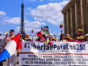 (VIDEO) Activistas protestaron en París para exigir liberación de 252 venezolanos secuestrados en El Salvador