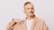¡Conmovedor! Miguel Bosé tiene un lindo gesto con pequeña fanática: Es un ángel lleno de luz