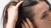 Ni tintes ni peinados raros: el truco definitivo para tapar las canas del cabello con maquillaje