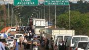 Fiebre de argentinos en la Triple Frontera: cruzan en busca de productos y alimentos más económicos