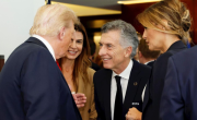 Con el traje de la FIFA, Macri se sacó una foto con Trump en Miami