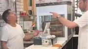 VIDEO VIRAL: Se cansó de los insultos de un cliente y le lanzó un pedazo de pizza a la cara
