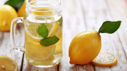 Beneficio de tomar agua con limón en ayunas