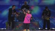 Quién es Emmanuel Kelly, el artista que brilló junto a Coldplay y J Balvin en el show del Mundial de Clubes