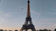 Francia: detuvieron a dos paracaidistas por saltar desde la Torre Eiffel