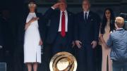 Trump asistió a final del Mundial de Clubes y se robó el show, entregó premios y hasta se coló en la foto oficial