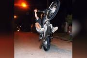 Por hacer un wheelie, terminó con raspones en todo el cuello y tórax