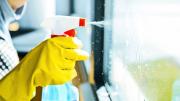 Rociar con vinagre las ventanas de casa: por qué recomiendan hacerlo y para qué sirve