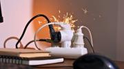 ¿Por qué salen chispas cada vez que enchufo algún electrodoméstico en el hogar?