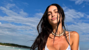 Desde Ibiza, Zaira Nara deslumbró con la microbikini taparrabos furor del verano europeo