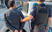 Rodeado de botellas de alcohol, cayó un policía