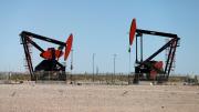 El petróleo cae desde un pico de tres semanas pese a amenanza arancelaria de Donald Trump a Rusia