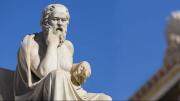 Reentrenar el pensamiento: por qué Sócrates sería hoy un facilitador del pensamiento crítico y no un influencer