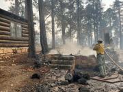 Un incendio forestal avanza en el Gran Cañón y arrasa un monumento histórico de Estados Unidos